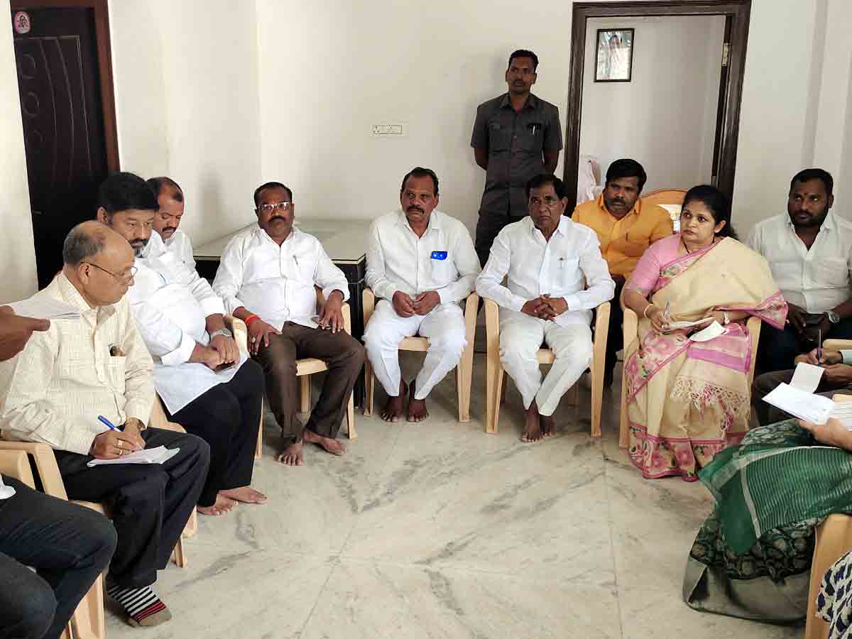 Rangareddy : కళ్లాల వద్దనే ధాన్యం కోనాలి.. రైతులకు ఎలాంటి ఇబ్బంది రానివ్వొద్దు