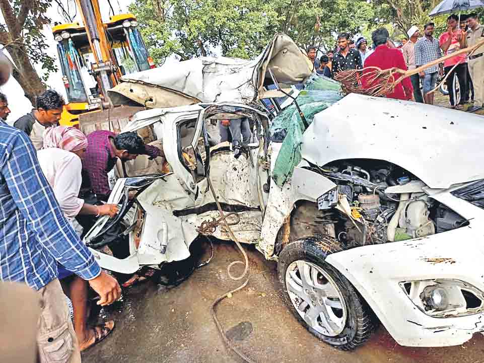 ఘోర రోడ్డు ప్రమాదంలో నలుగురి దుర్మరణం