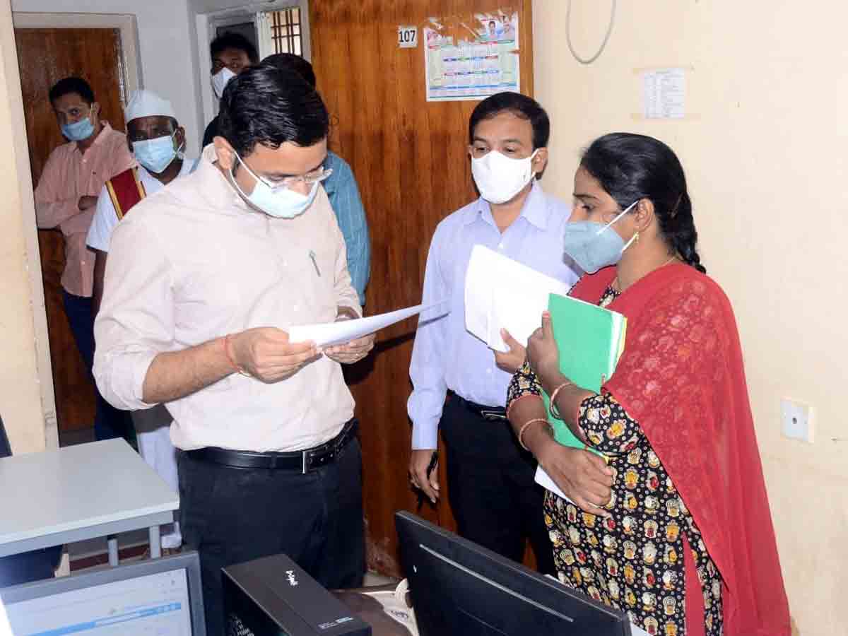 Bhupalpally : ఫైళ్లను పెండింగ్‌లో ఉంచకండి.. డిజిటల్‌ సంతకంతో పంపించండి..