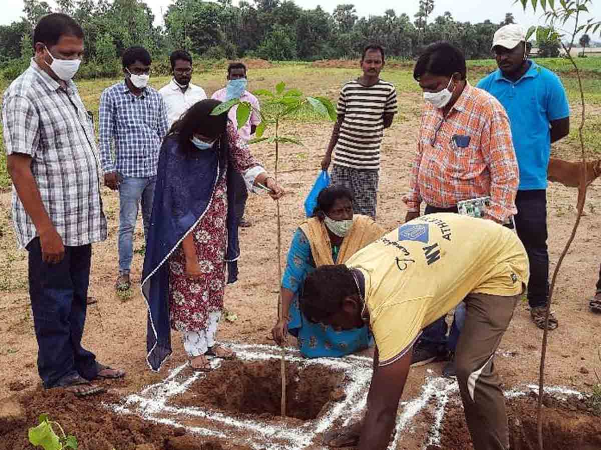 Mulugu : మండలంలో అదనపు కలెక్టర్‌ పర్యటన