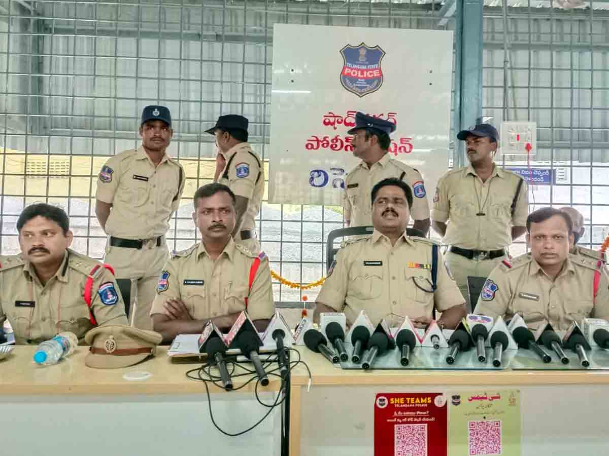 Shadnagar : మద్యం కోసం దారిదోపిడి..