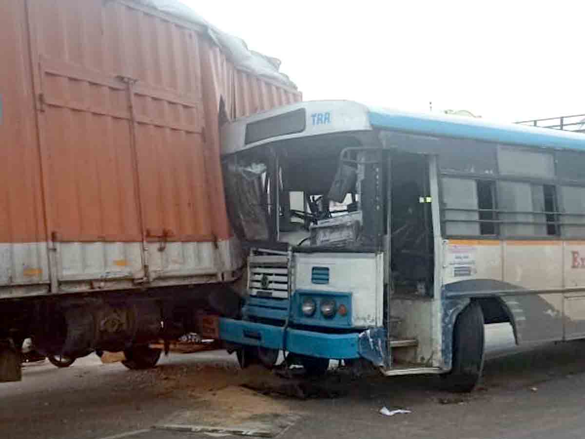 Mhabubabad : ఆర్టీసీ బస్, లారీ ఢీ.. పలువురికి గాయాలు