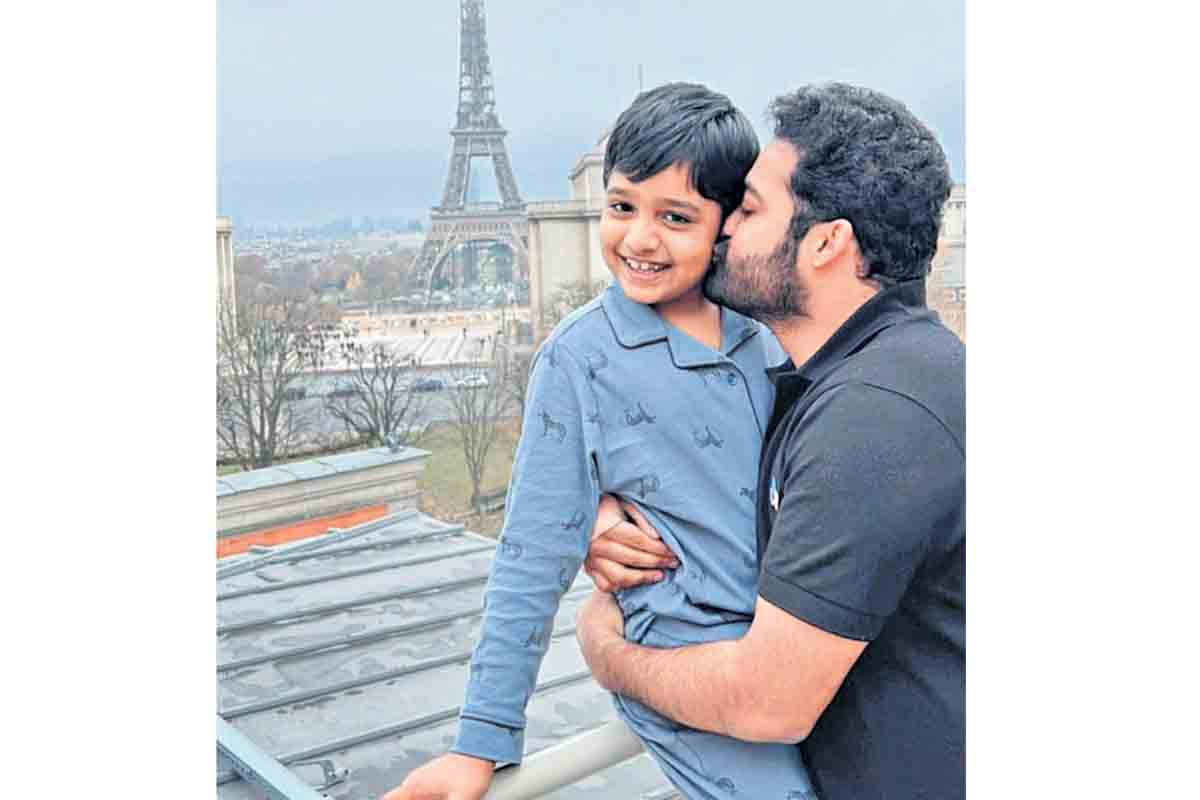 పారిస్‌ విహారయాత్రలో అగ్ర కథానాయకుడు ఎన్టీఆర్‌