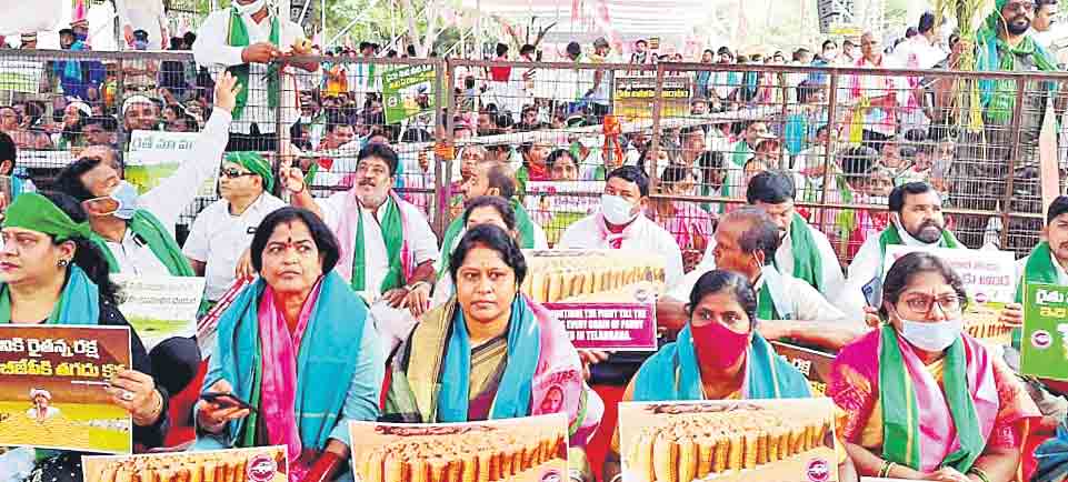 మహా దర్నాలో టీఆర్ఎస్ శ్రేణులు
