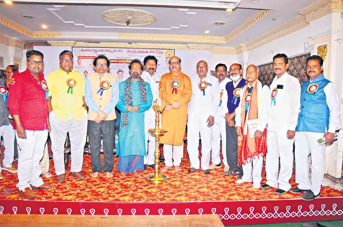 కవులు, కళాకారులను ప్రోత్సహించడం అభినందనీయం