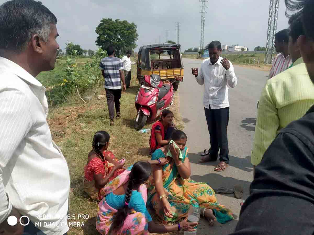 Crime : అదుపుతప్పి ఆటో బోల్తా.. ఇద్దరు మహిళలకు గాయాలు