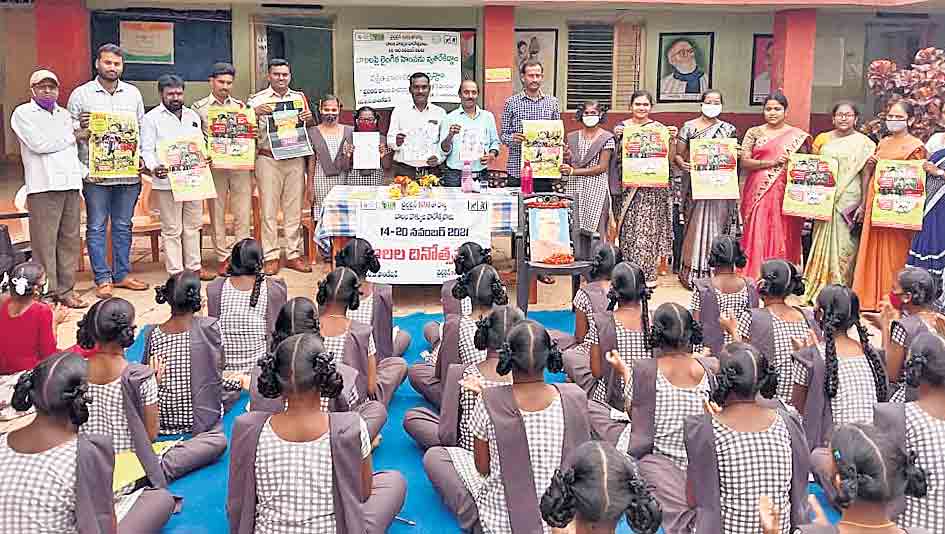 బాలల హక్కులను కాపాడాలి