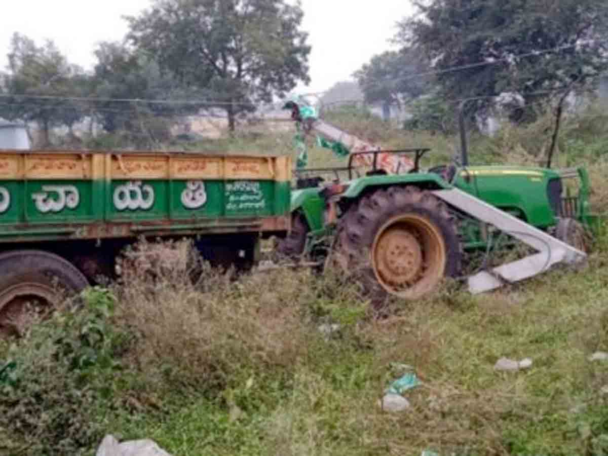 Crime : విద్యుత్‌ స్తంభాన్ని ఢీకొట్టిన ట్రాక్టర్‌.. డ్రైవర్‌ మృతి