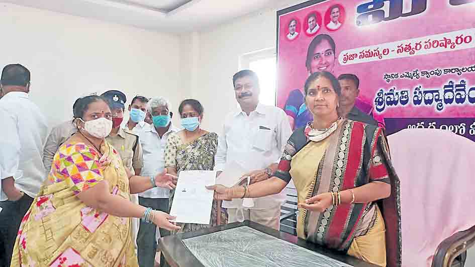 ప్రత్యామ్నాయ పంటల సాగుపై ఆసక్తి చూపాలి