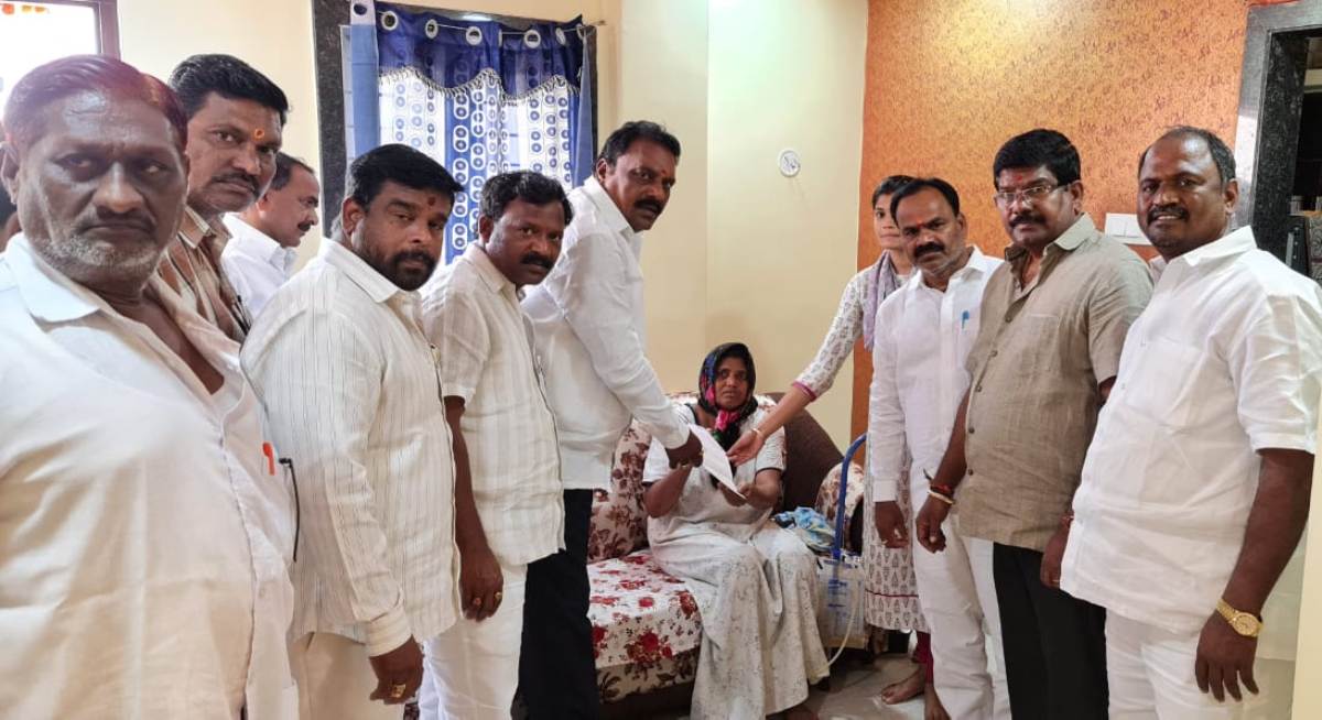 Cmrf | ఇంటికి వెళ్ళి సీయంఆర్‌ఎఫ్‌ చెక్‌ అందజేసిన‌ ఎమ్మెల్యే ప్రకాష్‌గౌడ్‌