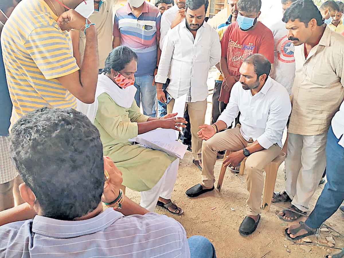 100 ఫీట్ల రోడ్డు కోసం..