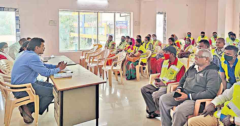 వందశాతం వ్యాక్సినేషన్ పూర్తి చేయాలి