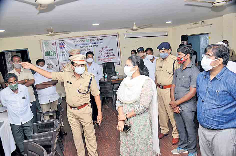 దరఖాస్తులను సత్వరమే పరిష్కరించండి