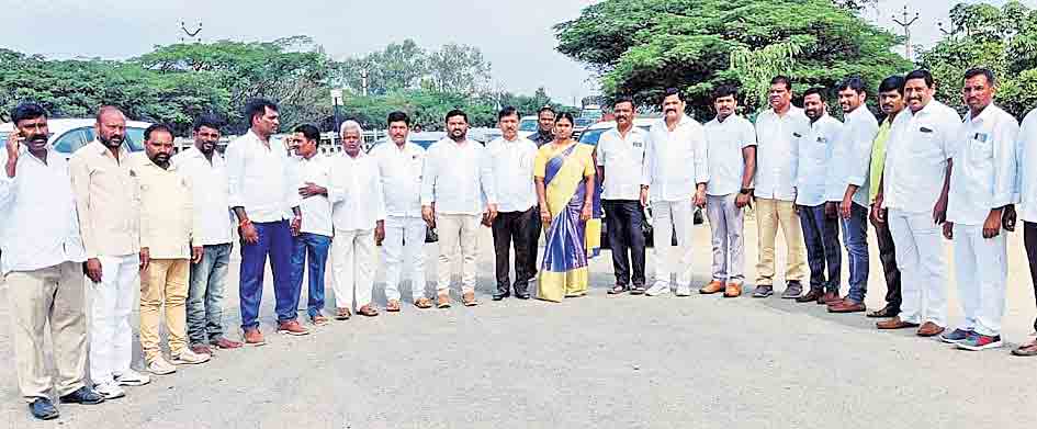 ధర్నాకు తరలిన టీఆర్‌ఎస్‌ నేతలు