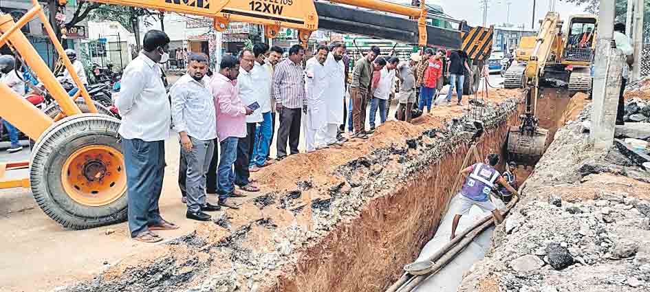 అండర్‌ గ్రౌండ్‌ డ్రైనేజీ పనుల పరిశీలన