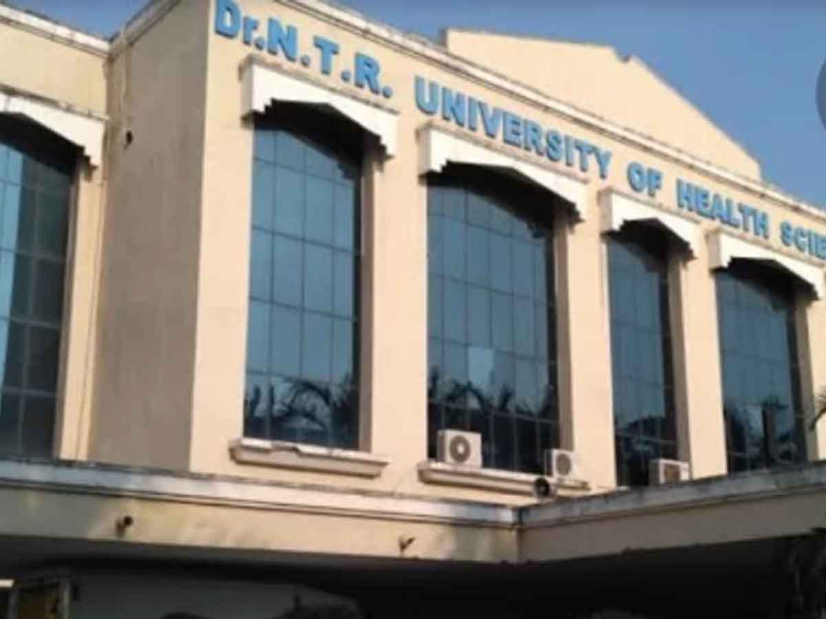 ఎన్టీఆర్‌ యూనివర్సిటీలో ఉద్యోగులు, విద్యార్థుల నిరసన