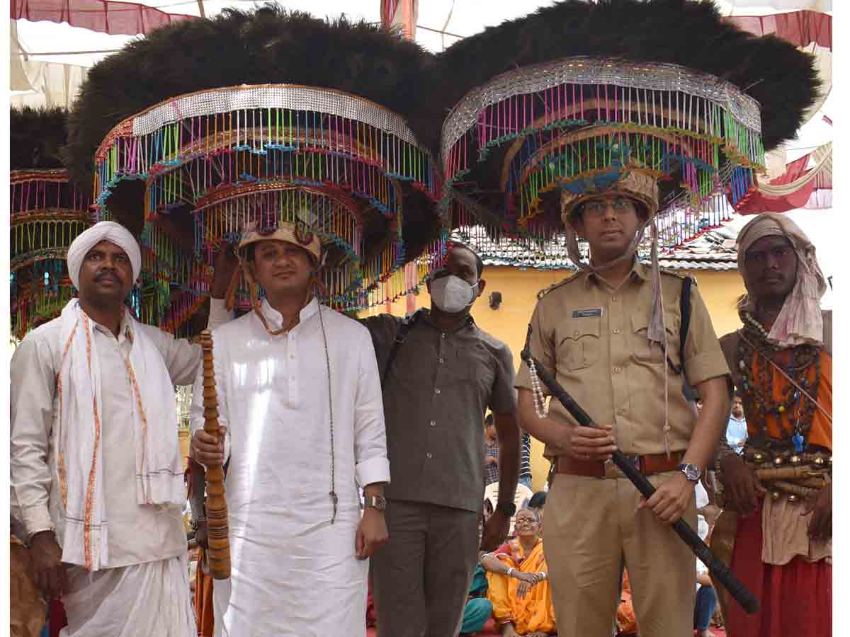 ఆదివాసీ గిరిజనులు విద్యాపరంగా అభివృద్ధి చెందాలి.. ఎస్పీ రాజేశ్‌ చంద్ర