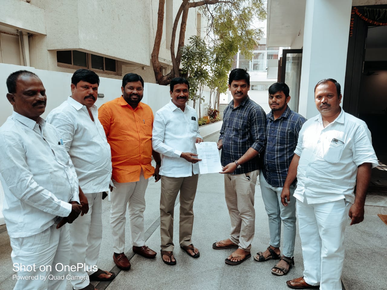 Vikarabad : బాధిత కుటుంబ సభ్యులకు ఎల్‌వోసి అందజేసిన ఎమ్మెల్యే