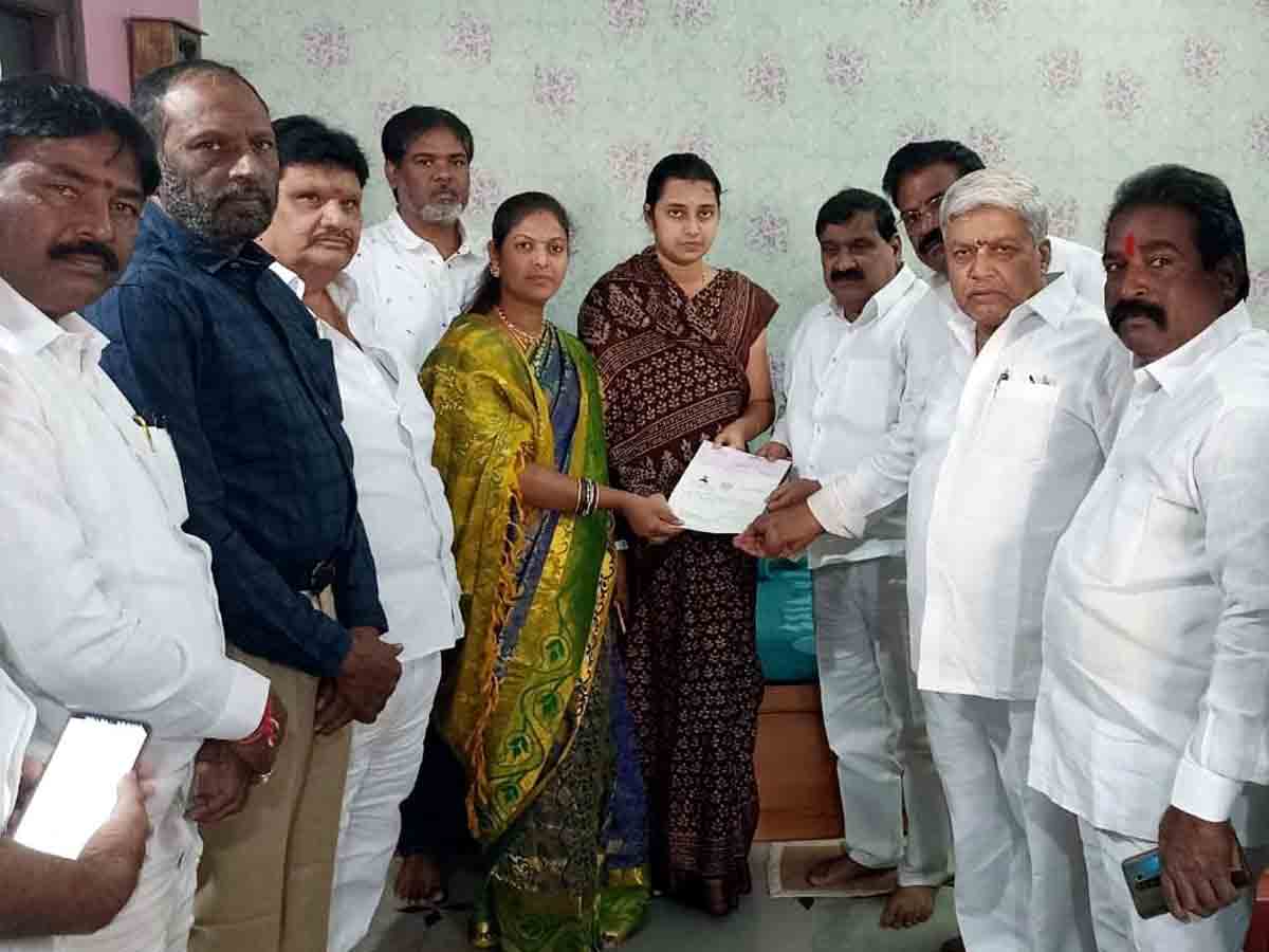 Vikarabad : శెట్టి అమిత్‌ కుటుంబానికి అండగా టీఆర్‌ఎస్.. ఎమ్మెల్సీ మహేందర్‌రెడ్డి