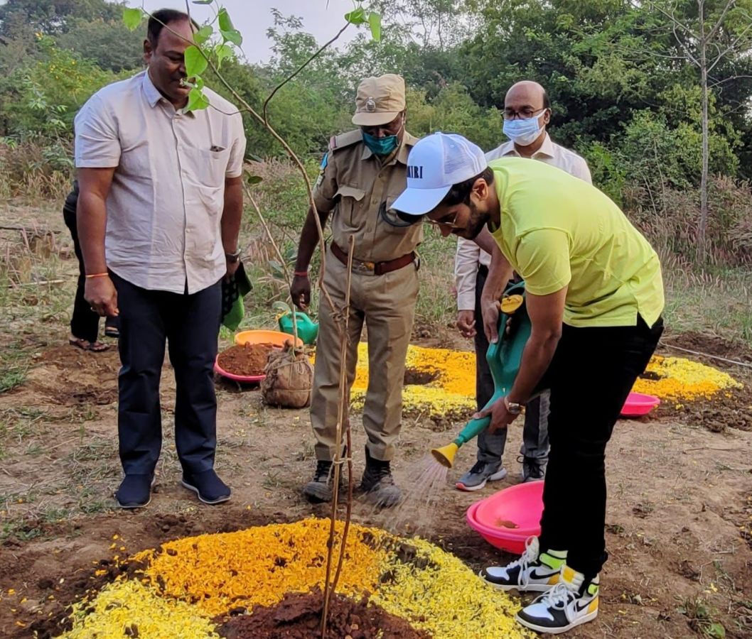 Green india challenge | గ్రీన్‌ ఛాలెంజ్‌లో భాగంగా మొక్కలు నాటిన హీరో దుల్కర్‌ సల్మాన్‌