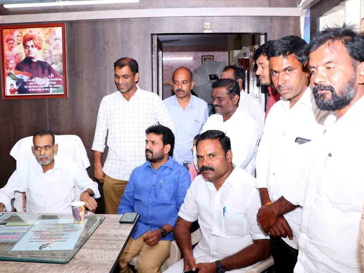 Vikarabad : సీనియర్‌ నాయకుడికి పరామర్శ.. ఎమ్మెల్యే డాక్టర్‌ మెతుకు ఆనంద్‌