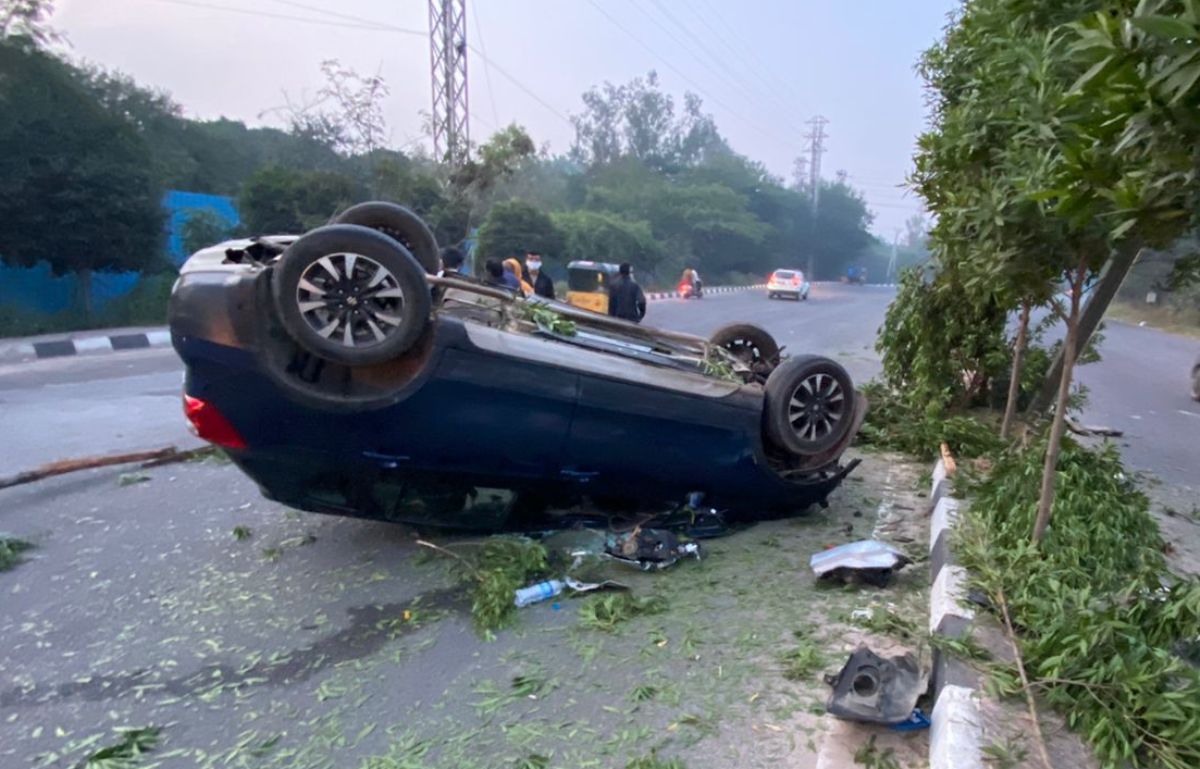 Car hit road divider | డివైడర్‌ను ఢీకొని కారు బోల్తా.. నలుగురికి గాయాలు