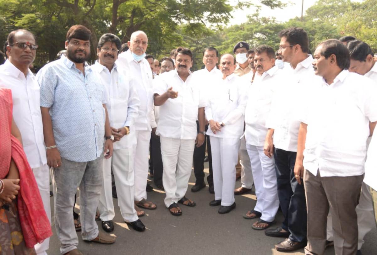 Rythu dharna | వరి ధాన్యాన్ని కొనేవరకు పోరాటం : మంత్రులు మహమూద్ అలీ.. తలసాని