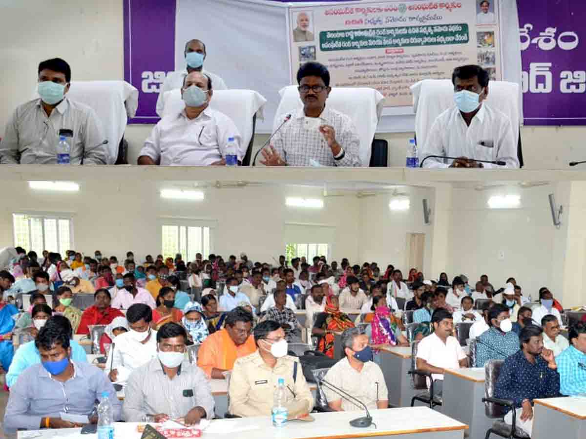 Vikarabad : కార్మికులందరినీ ఈ-శ్రమ్‌ పోర్టల్‌లో నమోదు చేయించాలి.. జిల్లా అదనపు కలెక్టర్‌ చంద్రయ్య