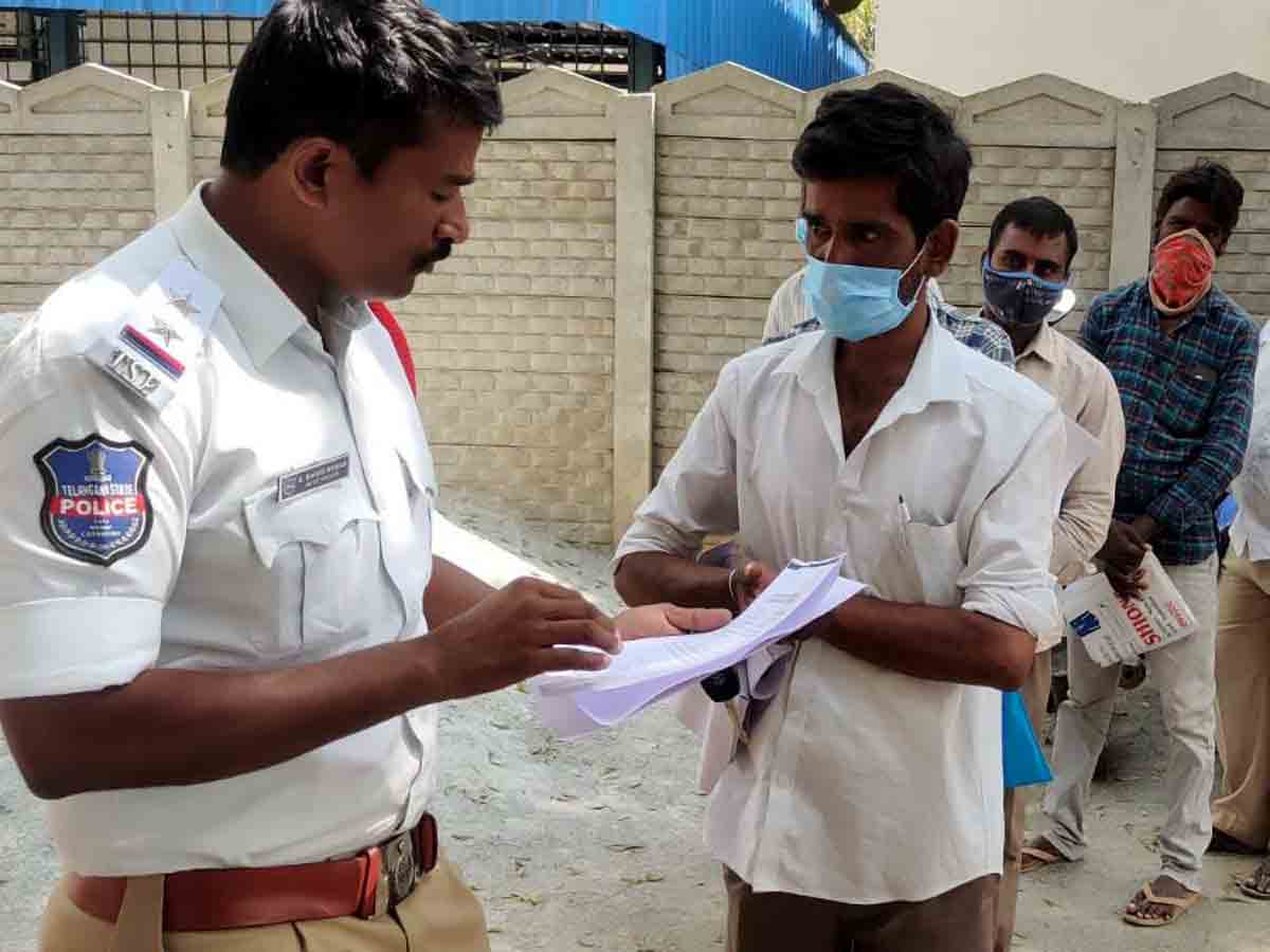 Rangareddy : హైకోర్టు ఆదేశాల మేరకు సీజ్‌ చేసిన వాహనాల అప్పగింత