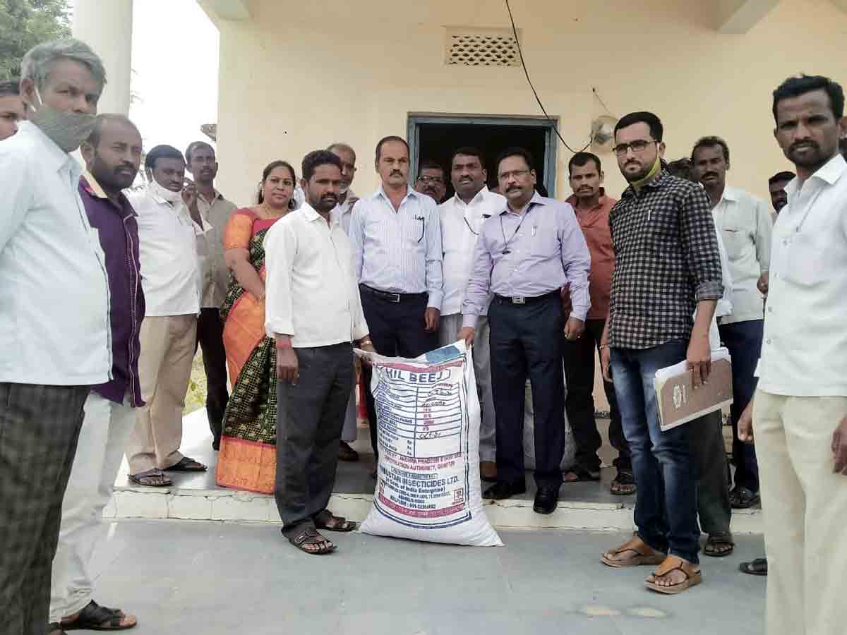 Vikarabad : జాతి ఆహార భద్రత మిషన్‌ పథకం ద్వార వేరుశనగలు పంపిణీ