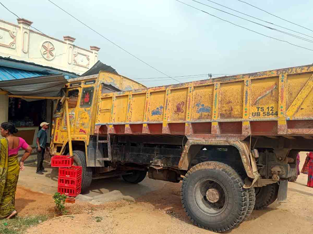 Rangareddy : కిరాణషాపులోకి దూసుకెళ్లిన టిప్పర్‌.. తప్పిన ప్రమాదం