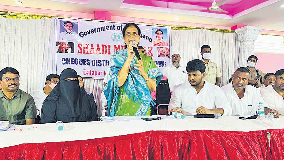 ఆడబిడ్డలకు మేనమామగా సీఎం కేసీఆర్‌