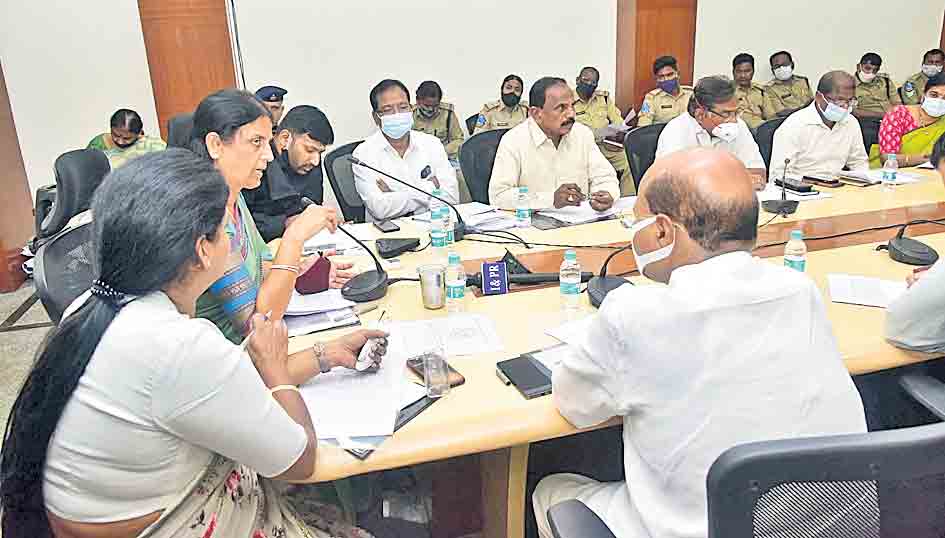 అటవీ భూముల సమస్యల పరిష్కారానికి కృషి