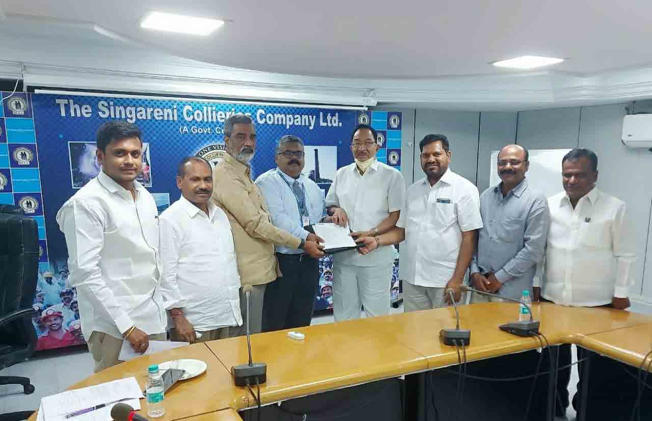 కార్మికులకు రూ.40 లక్షల బీమా సౌకర్యం కల్పించాలి.. టీబీజీకేఎస్ అధ్యక్షుడు