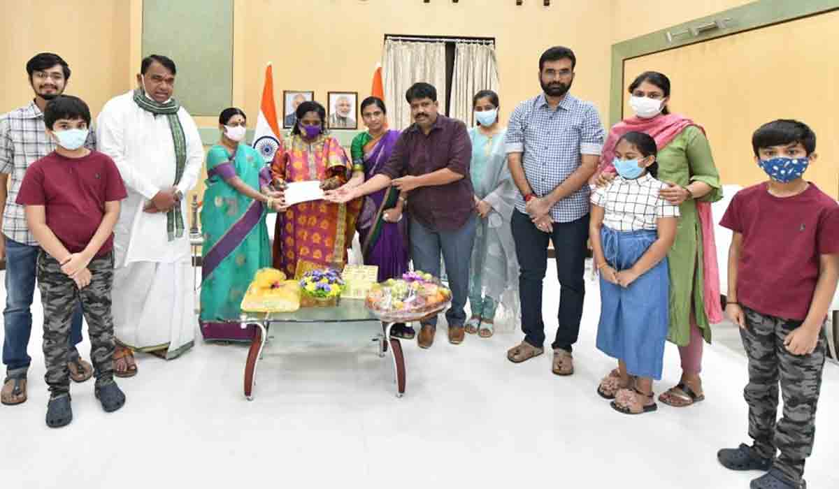 గ‌వ‌ర్న‌ర్‌ను క‌లిసిన స్పీక‌ర్ పోచారం కుటుంబ స‌భ్యులు