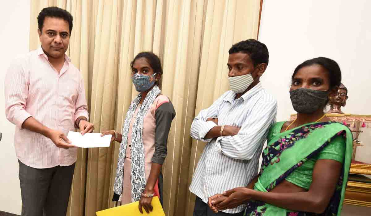 గిరిజ‌న స‌ర‌స్వ‌తి పుత్రిక‌కు మంత్రి కేటీఆర్ అండ