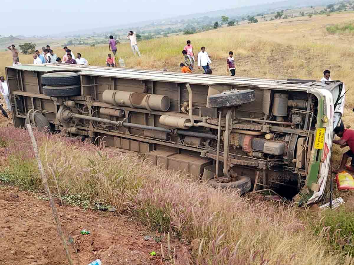 Crime : అదుపుతప్పి ఆర్టీసీ బస్సు బొల్తా.. ఇద్దరి పరిస్థితి విషమం..