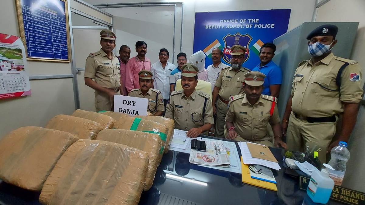 Marijuana | రైల్లో  తరలిస్తున్న42 కిలోల గంజాయి స్వాధీనం.. వ్యక్తి అరెస్టు