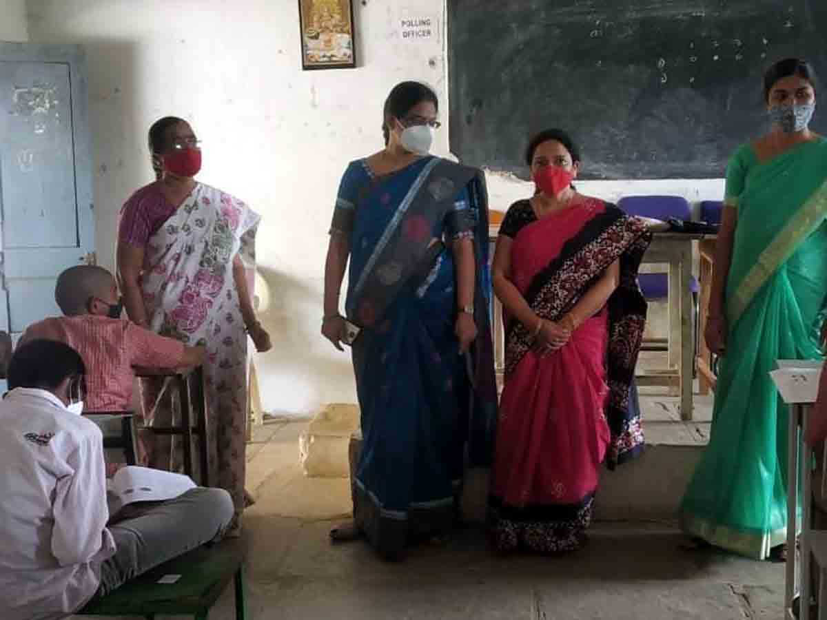 Warangal : పరీక్షా కేంద్రాలను పరిశీలించిన డీఈవో వాసంతి