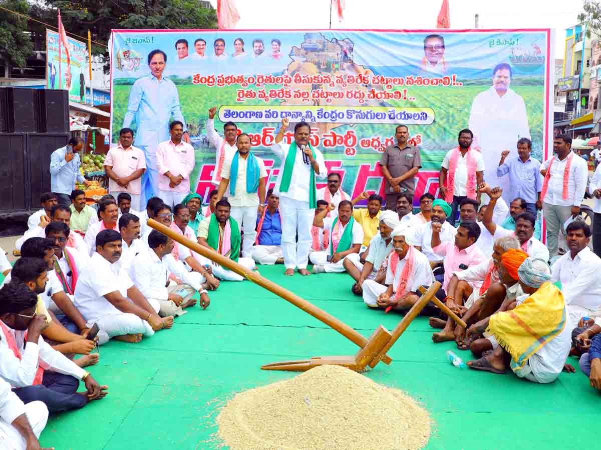 Rangareddy : రైతుల వద్ద ధాన్యం కొంటారా లేదా..