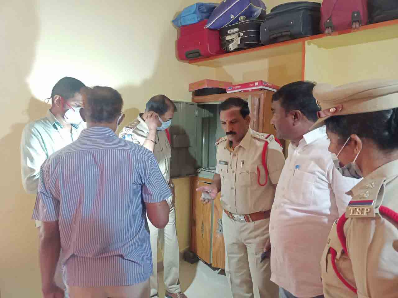 ఆరు ఇండ్లలో చోరీ..బంగారం,నగదు అపహరణ