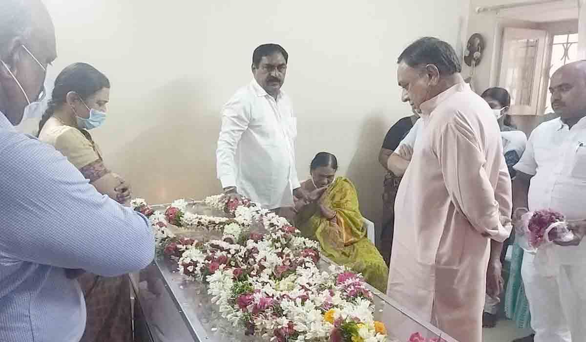 వ్యాపారవేత్త కన్నుమూత.. మంత్రి పరామర్శ