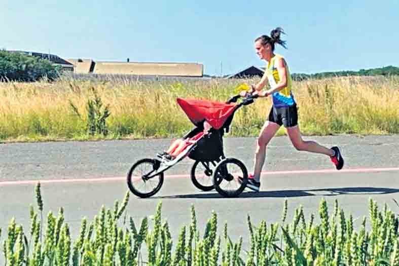 ఏడాది బిడ్డతో 10 కిలోమీటర్ల పరుగు