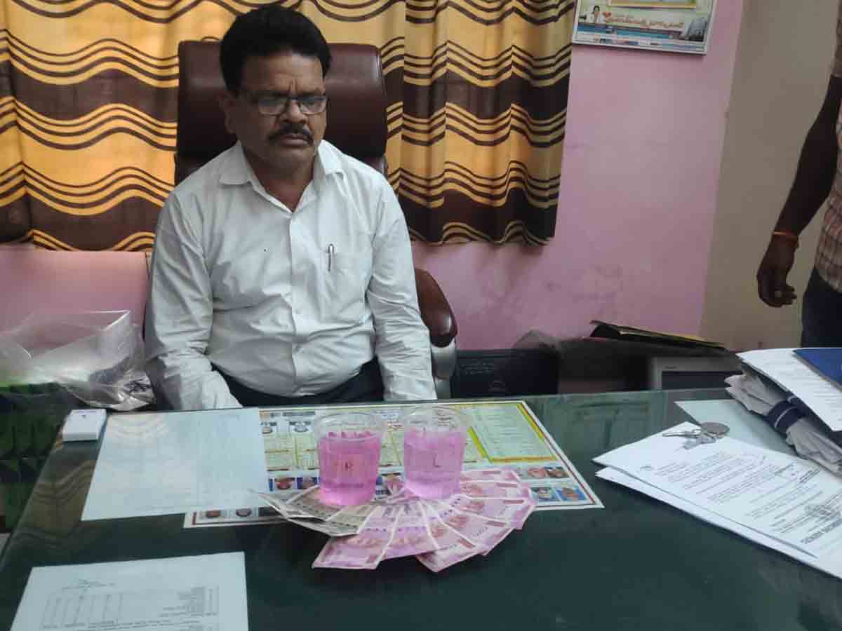 ఏసీబీకి చిక్కిన డీఎంహెచ్‌వో అడ్మినిస్ట్రేషన్‌ అధికారి..