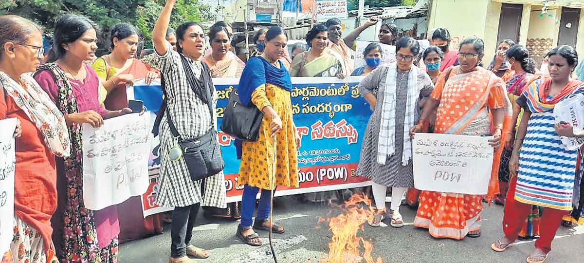 మహిళలకు 50% రిజర్వేషన్లు కల్పించాలి