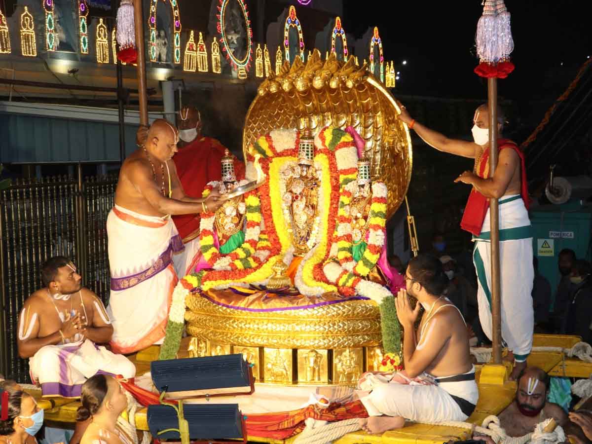 Tirumala Vahana seva : పెద శేష వాహనంపై మలయప్పగా శ్రీవారు దర్శనం