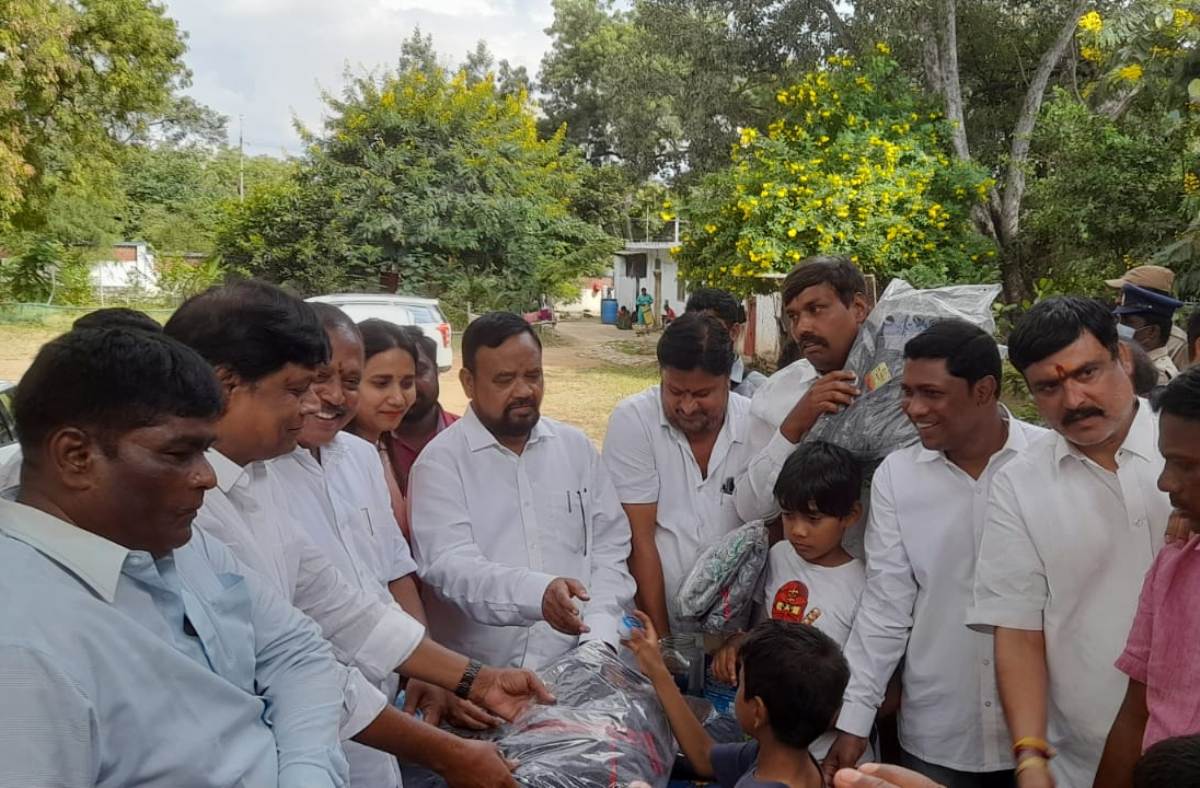 Children’s day | బొల్లారంలో విద్యార్థులకు స్వెట‌ర్ల పంపిణీ