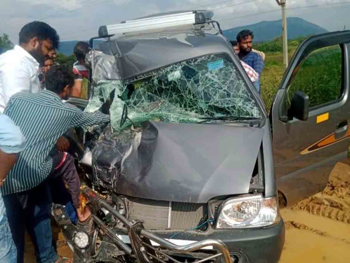 Crime : మారుతి వ్యాన్‌ను ఢీకొట్టిన లారీ.. నలుగురికి తీవ్ర గాయాలు