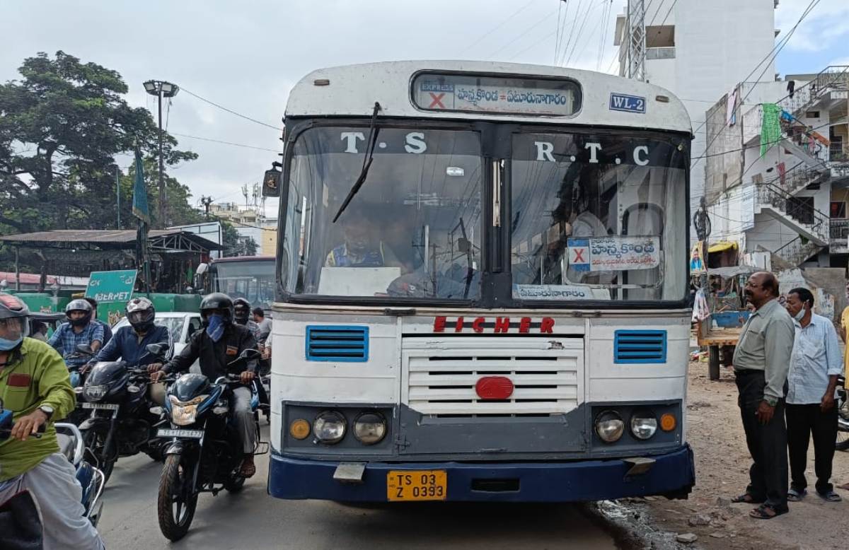 Tsrtc driver | ఆర్టీసీ డ్రైవర్‌కు గుండె నొప్పి.. సమయస్ఫూర్తితో తప్పిన పెను ప్రమాదం