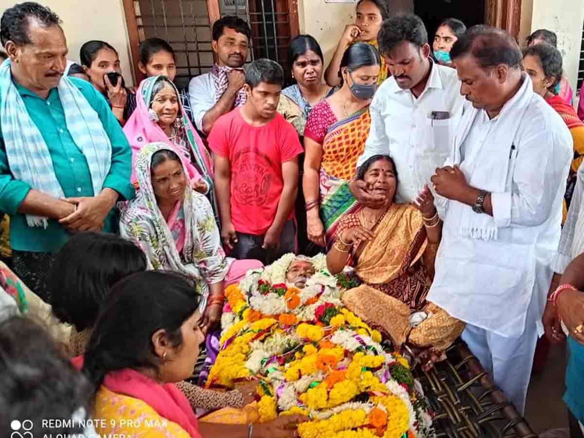 Rangareddy : విద్యుత్‌ షాక్‌తో వ్యక్తి మృతి.. పరామర్శించిన ఎమ్మెల్యే..